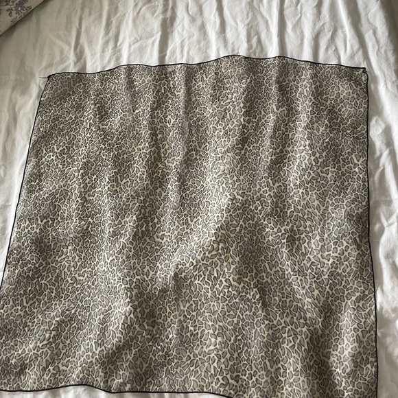 Leopard print scarf - Picture 2 of 2